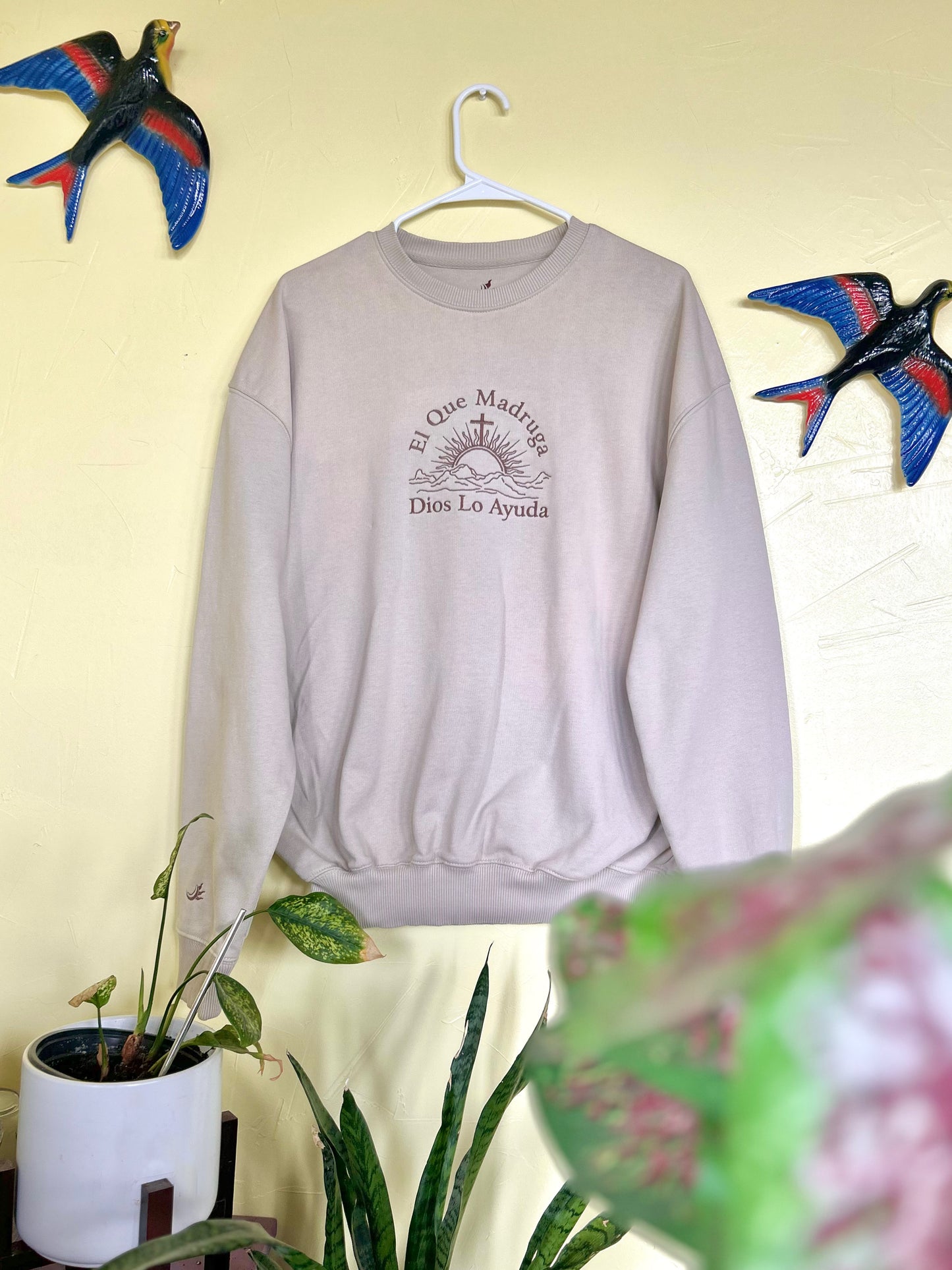 El Que Madruga Dios lo Ayuda Embroidered Crewneck