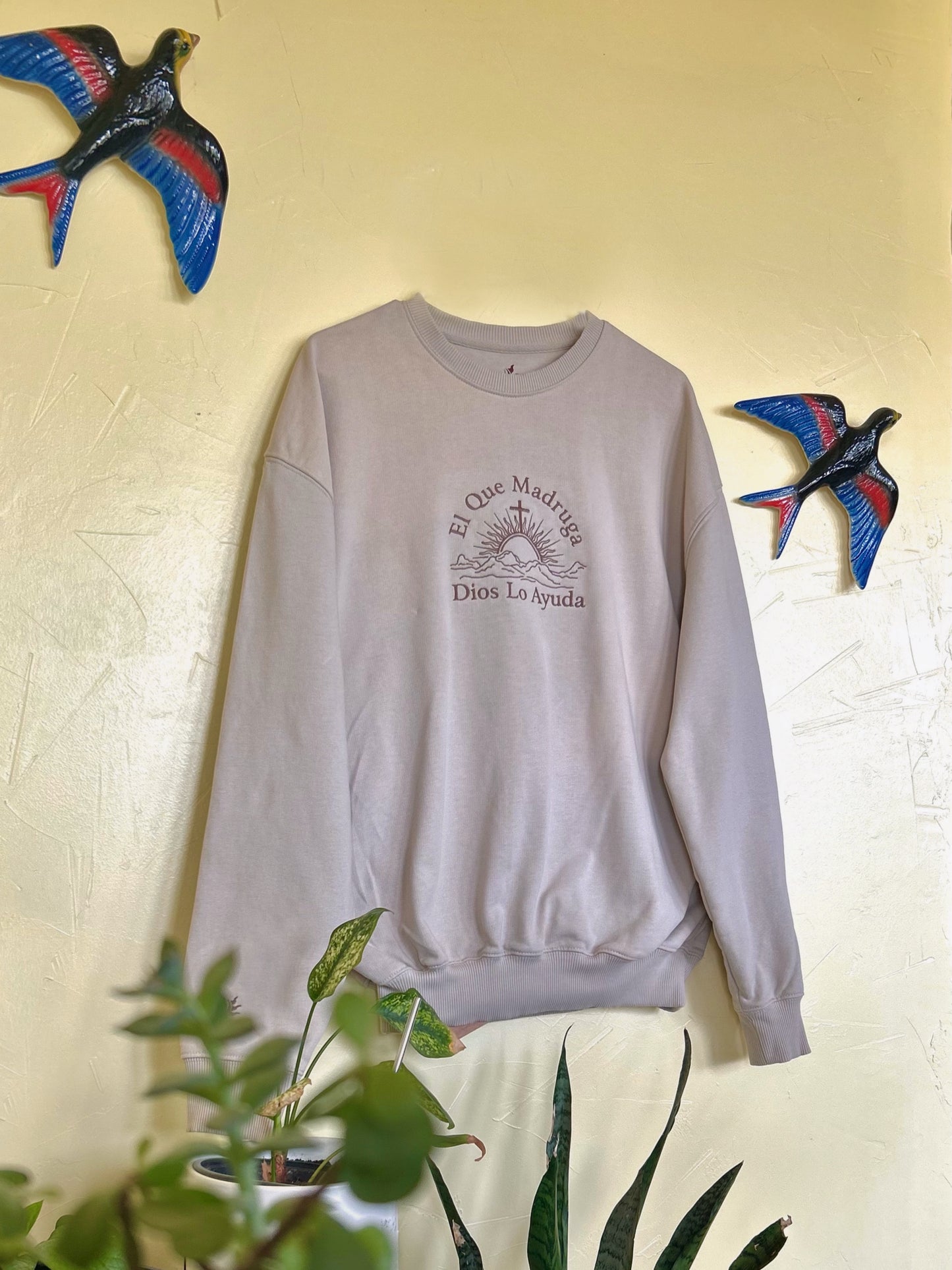 El Que Madruga Dios lo Ayuda Embroidered Crewneck