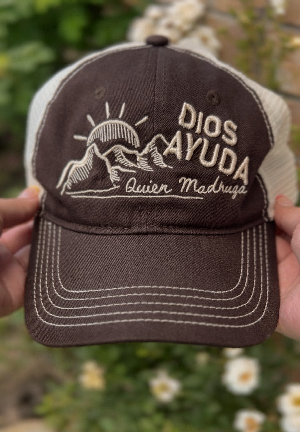 El Que Madruga Dios lo Ayuda Embroidered Mesh Cap